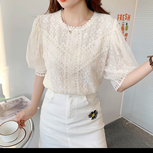 NWOT Gorgeous Lace Blouse - Picture 3 of 7